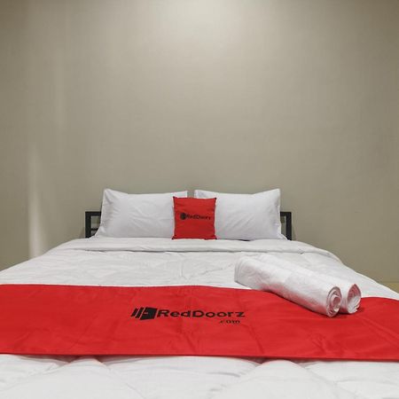 Reddoorz Near Puri Indah Mall Giacarta Esterno foto