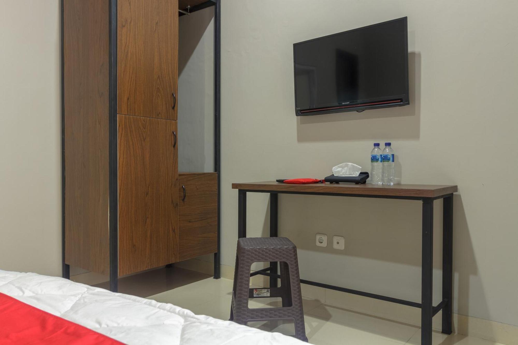 Reddoorz Near Puri Indah Mall Giacarta Esterno foto