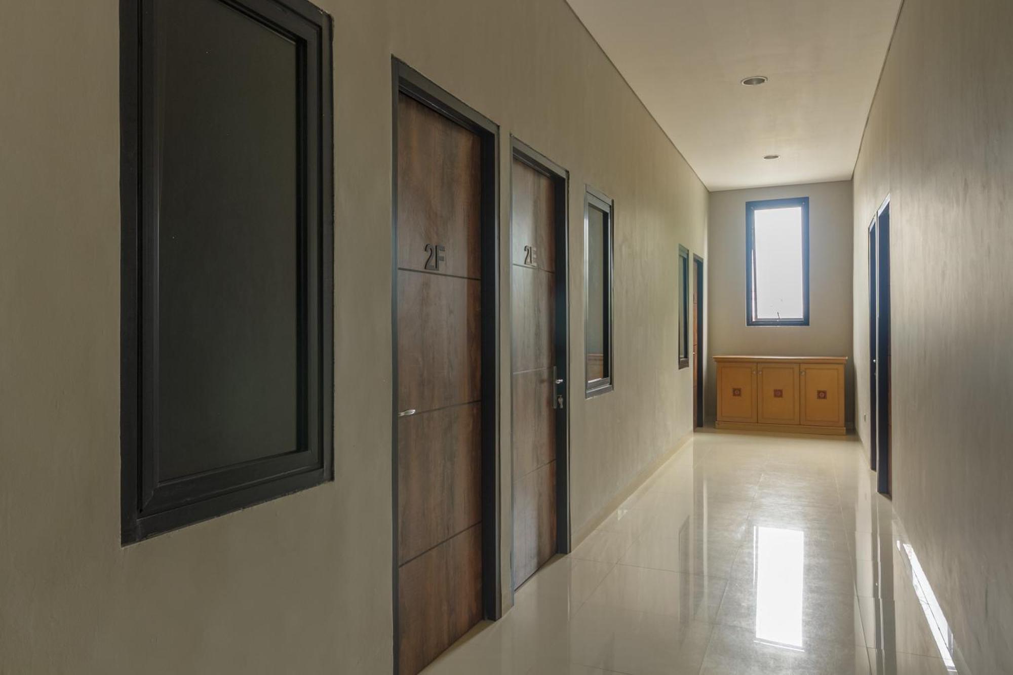 Reddoorz Near Puri Indah Mall Giacarta Esterno foto