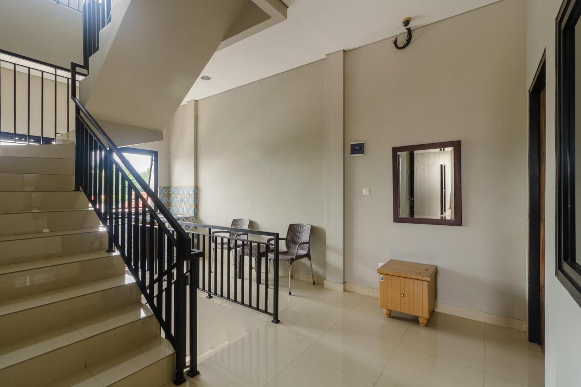 Reddoorz Near Puri Indah Mall Giacarta Esterno foto