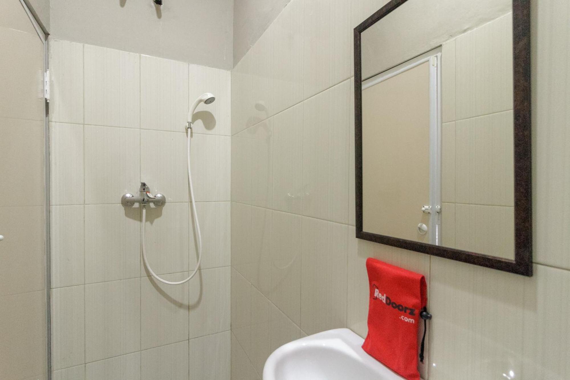 Reddoorz Near Puri Indah Mall Giacarta Esterno foto