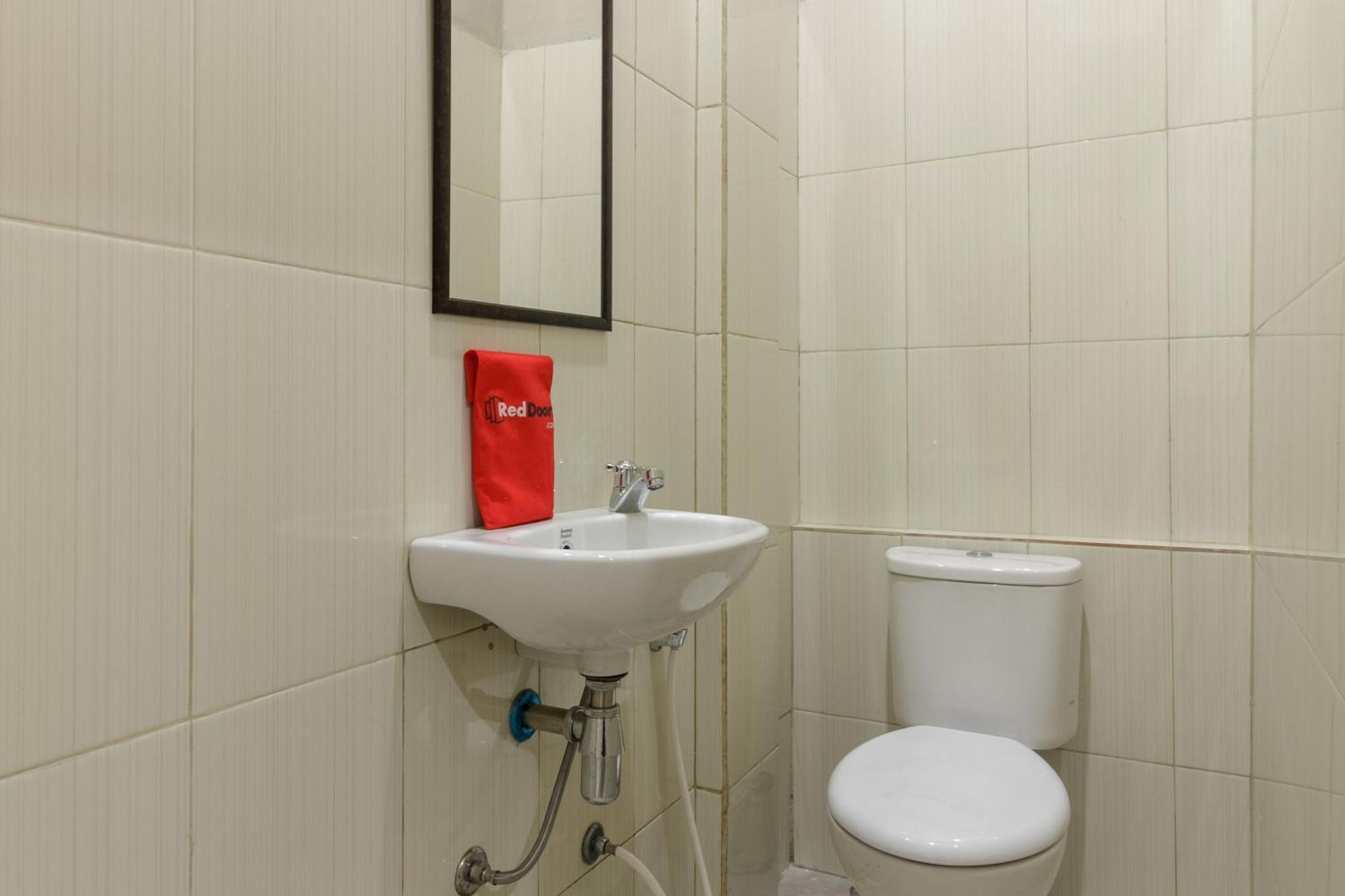 Reddoorz Near Puri Indah Mall Giacarta Esterno foto