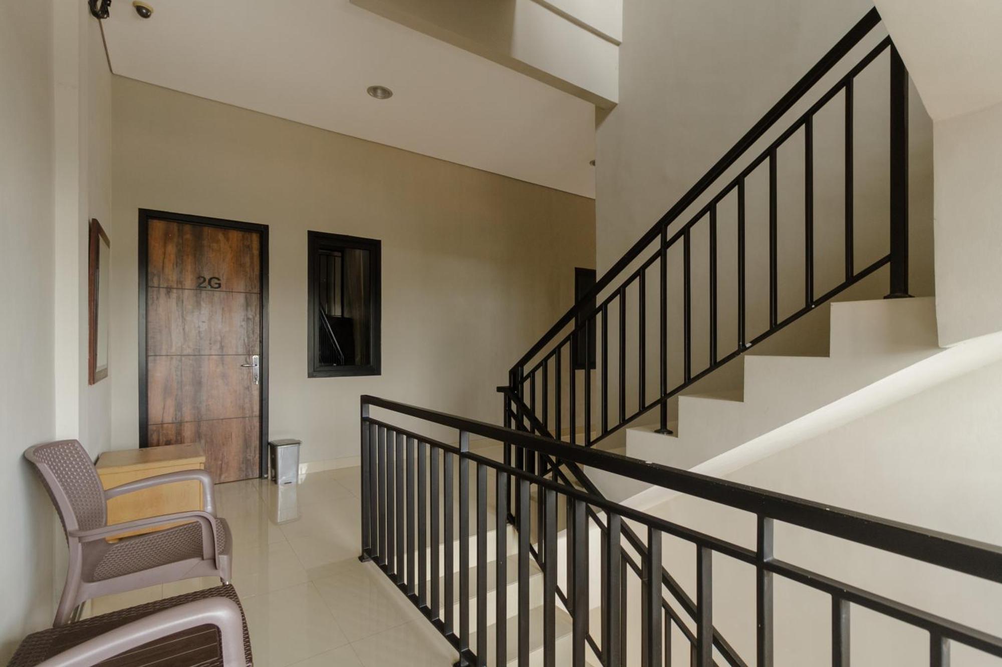 Reddoorz Near Puri Indah Mall Giacarta Esterno foto