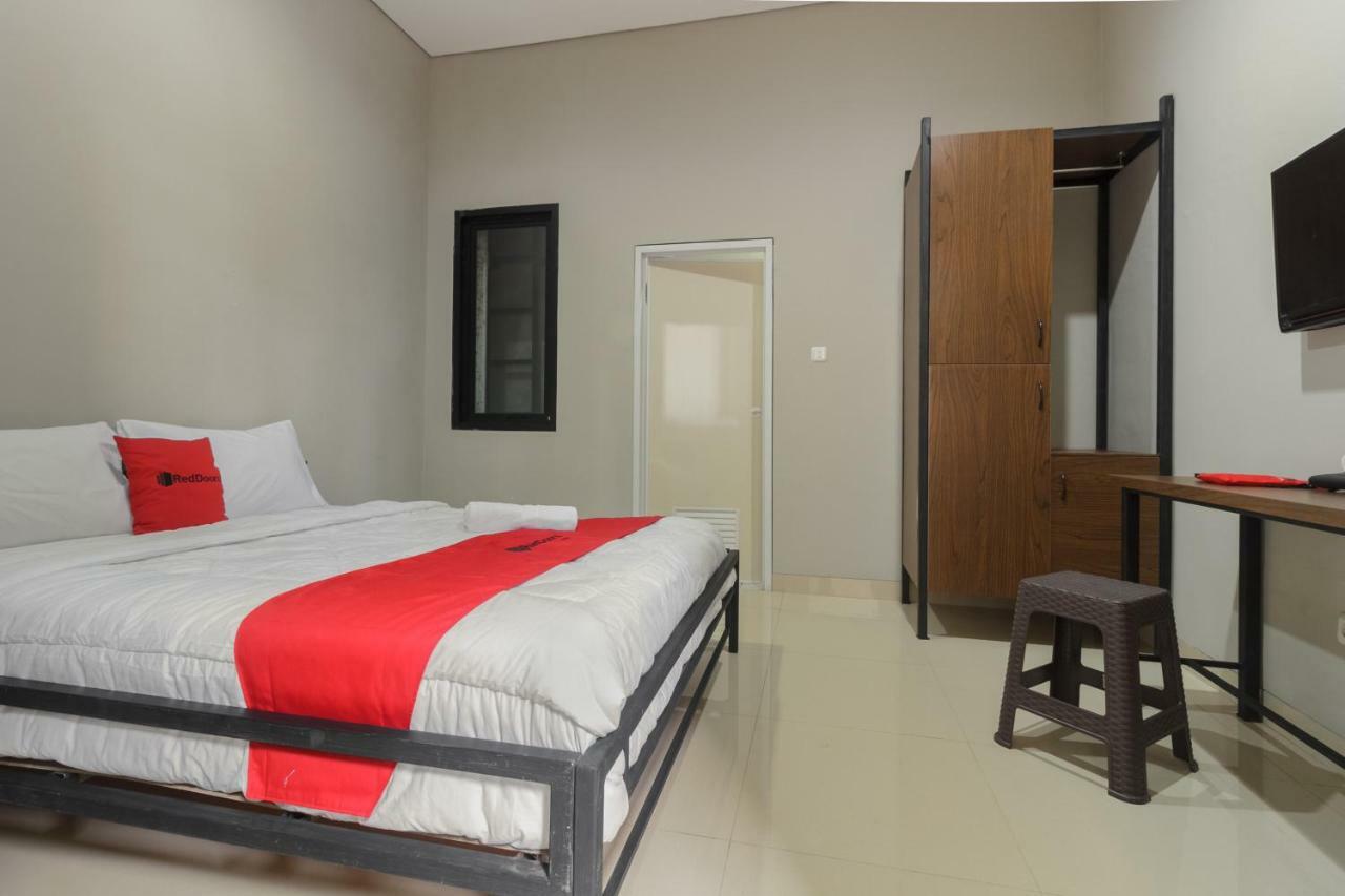 Reddoorz Near Puri Indah Mall Giacarta Esterno foto