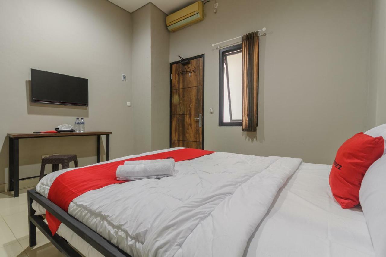 Reddoorz Near Puri Indah Mall Giacarta Esterno foto
