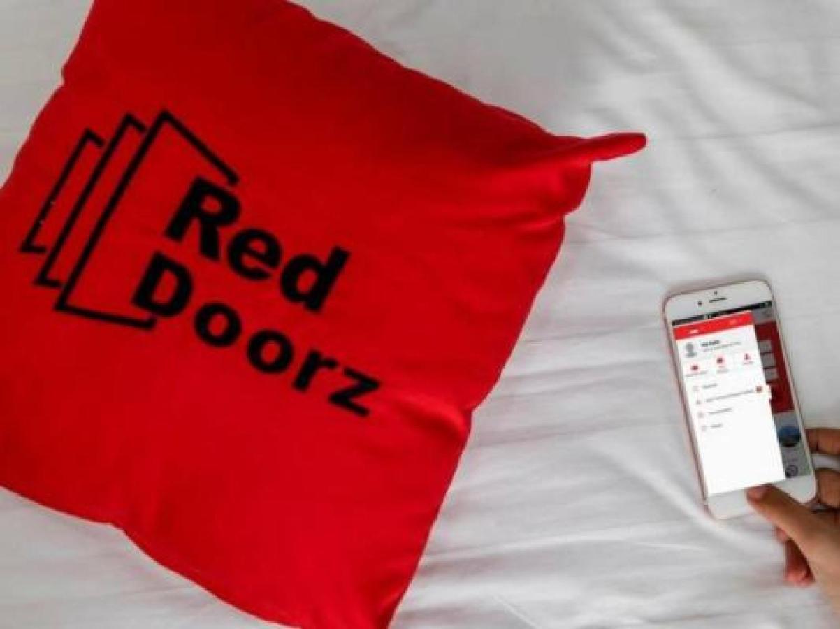 Reddoorz Near Puri Indah Mall Giacarta Esterno foto